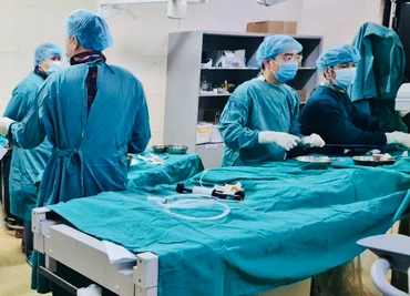 Các bác sĩ can thiệp cho trẻ sơ sinh.