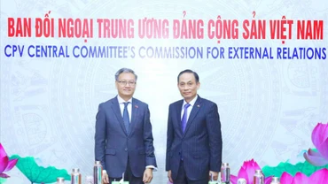 Đồng chí Lê Hoài Trung, Uỷ viên Trung ương Đảng, Trưởng Ban Đối ngoại Trung ương và đồng chí Thongsavanh Phomvihane, Uỷ viên Trung ương Đảng, Trưởng Ban Đối ngoại Trung ương Đảng Nhân dân Cách mạng Lào. (Ảnh: Phương Hoa - TTXVN)