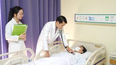 Tiến sĩ, bác sĩ Vũ Hữu Khiêm, Trưởng Khoa Ung bướu, Bệnh viện đa khoa Tâm Anh Hà Nội, thăm khám một người tham gia nghiên cứu. (Ảnh: BVCC)