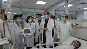 Thượng tướng Trần Quang Phương, Phó Chủ tịch Quốc hội; Bộ trưởng Y tế Đào Hồng Lan và các đơn vị chức năng liên quan thăm hỏi người bệnh tại Khoa Hồi sức tích cực, Bệnh viện Giao thông vận tải.