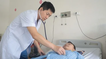 Bác sĩ thăm khám cho bệnh nhân sau phẫu thuật.