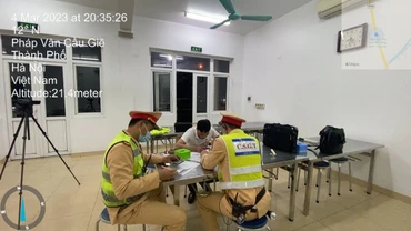 Đội Tuần tra kiểm soát giao thông đường bộ cao tốc số 3 (Đội 3, Cục Cảnh sát giao thông) lập biên bản xử phạt tài xế.