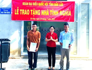 Phó Trưởng đoàn chuyên trách Đoàn Đại biểu Quốc hội tỉnh Đắk Lắk Lê Thị Thanh Xuân trao nhà tình nghĩa cho các hộ đồng bào dân tộc thiểu số có hoàn cảnh khó khăn ở huyện biên giới Ea Súp.