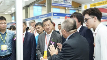 Giáo sư, Tiến sĩ Trần Văn Thuấn, Thứ trưởng Y tế (ngoài cùng bên phải) tham quan Vietnam Medi-Pharm 2024 và làm việc với các doanh nghiệp triển lãm. 