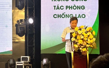 Tiến sĩ, bác sĩ Đinh Văn Lượng, Giám đốc Bệnh viện Phổi Trung ương phát biểu tại chương trình.