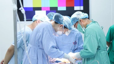 Các bác sĩ phẫu thuật cho bệnh nhân ung thư. 