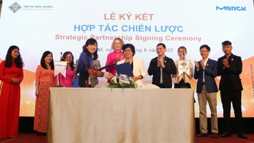 Bà Hideko Ikeda TGĐ Merck Healthcare Việt Nam ký kết hợp tác chiến lược với các chuỗi nhà thuốc nhằm nâng cao năng lực dược sĩ.
