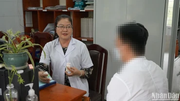 Cấp phát thuốc điều trị cho bệnh nhân 