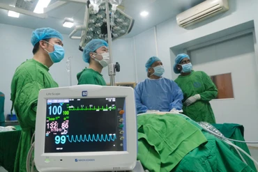 Phó Giáo sư, Tiến sĩ Trần Ngọc Lương chuyển giao kỹ thuật cho các bạn học viên nước ngoài.