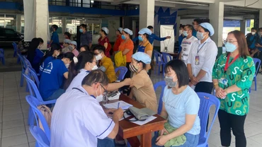 Khám sức khỏe cho công nhân. 
