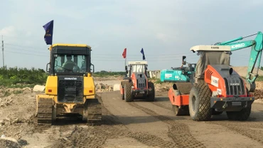 Thi công đường song hành thuộc dự án đường Vành đai 4-Vùng Thủ đô Hà Nội trên địa bàn tỉnh Hưng Yên. (Ảnh: PHẠM HÀ)