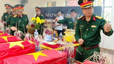 Lực lượng vũ trang Thanh Hóa tưởng niệm các liệt sĩ.