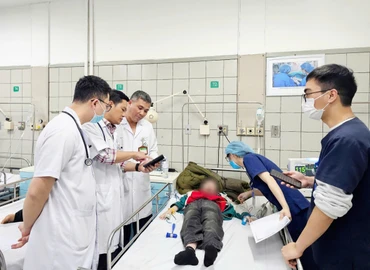 Các bác sĩ Trung tâm Nhi khoa và Trung tâm Chống độc tập trung, tích cực cấp cứu cho 32 bệnh nhi ngộ độc thuốc diệt chuột.