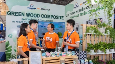 Tiến sĩ Đặng Viết Quang và nhóm sinh viên thực hiện dự án "Sản xuất vật liệu composite từ nhựa tái chế và phế phẩm nông nghiệp" tại Ngày hội khởi nghiệp Quốc gia của học sinh, sinh viên năm 2025. (Ảnh: PHƯỚC AN)