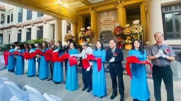 Các đại biểu cắt băng khai mạc triển lãm.