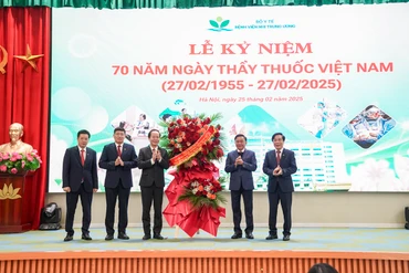 Đồng chí Trần Cẩm Tú, Ủy viên Bộ Chính trị, Thường trực Ban Bí thư Trung ương Đảng tặng hoa chúc mừng cán bộ, nhân viên y tế Bệnh viện Nhi Trung ương. 