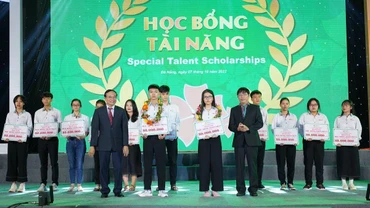 Vinh danh thủ khoa đầu vào và trao học bổng tài năng Hoa Anh Đào cho tân sinh viên năm 2022.