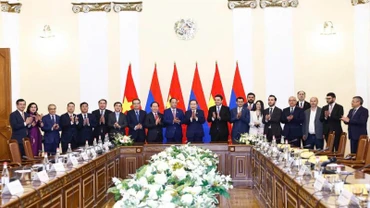 Trong khuôn khổ chuyến thăm chính thức Cộng hòa Armenia của Chủ tịch Quốc hội, Thứ trưởng Y tế Trần Văn Thuấn đã đến thăm và làm việc tại Bộ Y tế Cộng hòa Armenia, hội đàm với Bộ trưởng Y tế Armenia - bà Anahit Avanesyan. (Ảnh: Bộ Y tế)