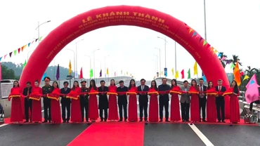 Lãnh đạo các bộ, ngành, địa phương thực hiện nghi thức cắt băng khánh thành cao tốc Cam Lộ-La Sơn.