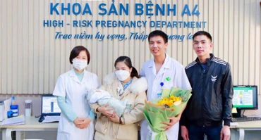 Sản phụ hạnh phúc đón con xuất viện.