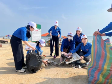 Sau buổi lễ ra quân, hơn 250 bạn đoàn viên, thanh niên cùng các lực lượng đã ra quân làm sạch 3km dọc bờ biển.