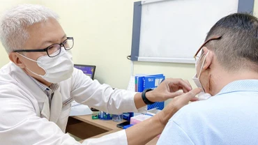 Bác sĩ Đoàn Minh Trông kiểm tra vết mổ u tuyến mang tai cho ông C.
