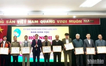 Đại diện lãnh đạo Ban dân tộc tỉnh tặng giấy khen cho người có uy tín tiêu biểu năm 2022 của tỉnh.