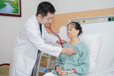 Tiến sĩ, bác sĩ Đặng Quang Huy, Phó Giám đốc Trung tâm Tim mạch, Bệnh viện đa khoa Quốc tế Vinmec Times City là phẫu thuật viên chính trong ca mổ hy hữu khám cho người bệnh. .