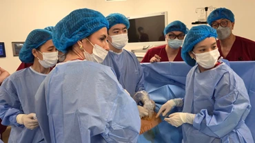 Tiến sĩ, bác sĩ Đỗ Tuấn Đạt, Trưởng khoa Sản bệnh A4, Bệnh viện Phụ sản Hà Nội cùng ê-kíp lần đầu tiên hút dịch màng phổi thai nhi từ bụng mẹ.