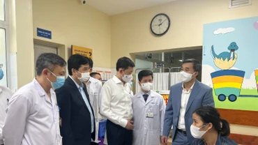 Thứ trưởng Y tế Trần Văn Thuấn kiểm tra công tác phòng, chống bệnh sởi tại Bệnh viện Nhi Trung ương. (Ảnh: Bộ Y tế)