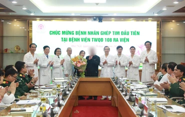 Lãnh đạo Bệnh viện Trung ương Quân đội 108 chúc mừng bệnh nhân ra viện.