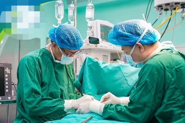 Các bác sĩ tiến hành phẫu thuật cho em bé. 