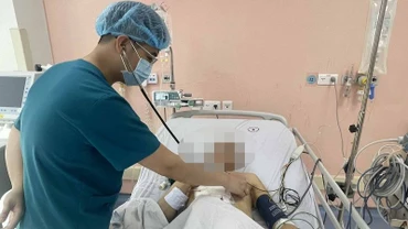 Bác sĩ khám cho bệnh nhân bị suy tim do nắng nóng.