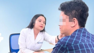 Bác sĩ thăm khám vết thương kiến ba khoang đốt cho bệnh nhân. 