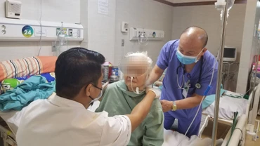 Chăm sóc người cao tuổi tại Bệnh viện Lão khoa Trung ương. 
