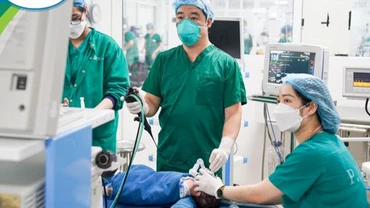 Bác sĩ nội soi lấy dị vật đường thở cho bệnh nhi.