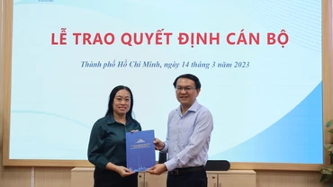 Bà Nguyễn Đình Như Hương nhận Quyết định làm Giám đốc Trung tâm Báo chí Thành phố Hồ Chí Minh.