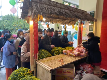 Gian hàng Tết 0 đồng tại Bệnh viện Bạch Mai. 