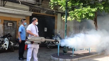 Phun hóa chất diệt muỗi. 