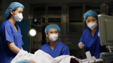 Bác sĩ chuyên khoa I Phạm Văn Hưởng thực hiện chuyển phôi.