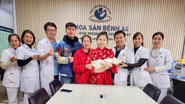 Các nhân viên y tế chúc mừng gia đình sản phụ. 