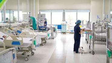 Bệnh nhi đang được điều trị lọc máu tại Khoa Điều trị tích cực Nội khoa.