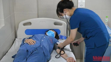 Bệnh nhân cúm A nhập viện theo dõi vì triệu chứng sốt cao dồn dập. (Ảnh: THÀNH ĐẠT)
