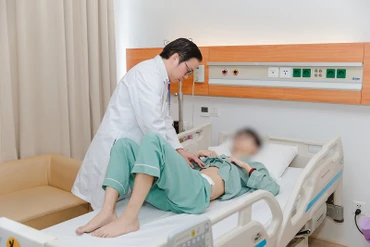 Giáo sư Nguyễn Trung Dũng khám cho người bệnh. 