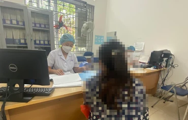 Bác sĩ khám, cấp thuốc cho bệnh nhân. 