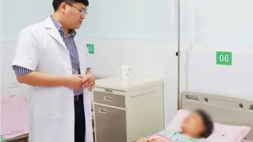 Bác sĩ thăm khám bệnh nhân sau khi được loại bỏ khối u.