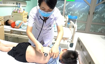 Bệnh nhi 8 tuổi ở Lào Cai đang bình phục sức khỏe.