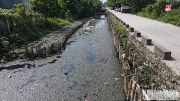 Rác thải, túi nilon, bùn đất đọng lại, ngăn cản dòng chảy càng khiến cho nguy cơ xuất hiện dịch sốt xuất huyết trở nên nhãn tiền. (Ảnh: SƠN BÁCH)
