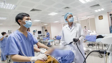 Giáo sư, Tiến sĩ Đào Văn Long nội soi đại tràng cho người bệnh.