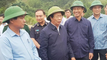 Phó Thủ tướng Lê Văn Thành kiểm tra điểm sụt, trượt trên Quốc lộ 15D.